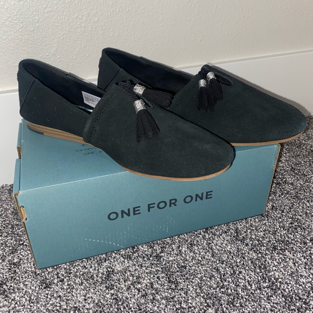 TOMS! Kelli black suede flats with tassle